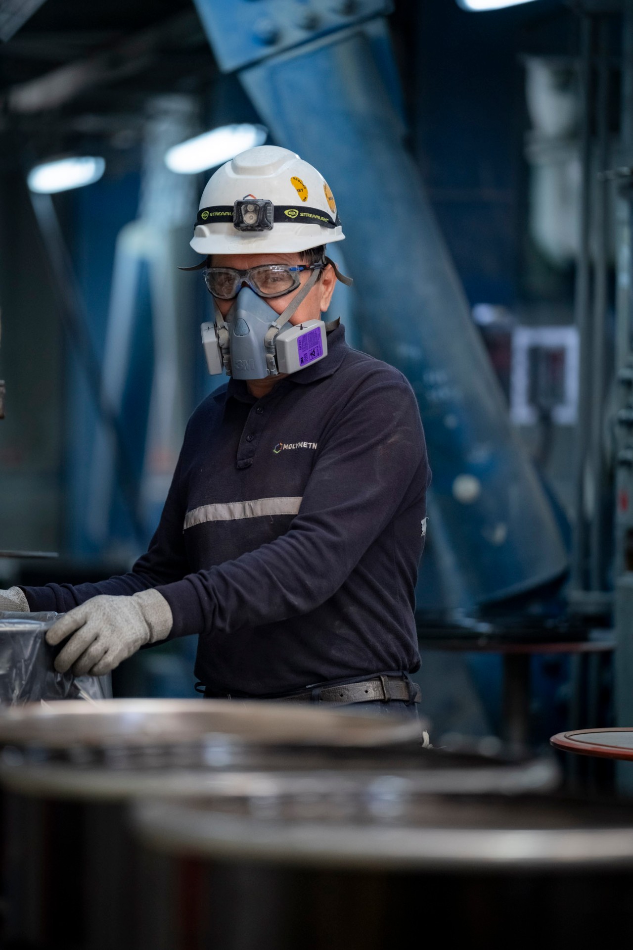 Operador MolymetNos en planta industrial